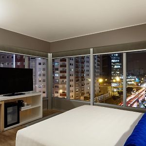 Sweet Corner Larger Guest Room 1 King City View Corner Room