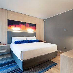 Urban Room Guest Room 1 King Courtyard View